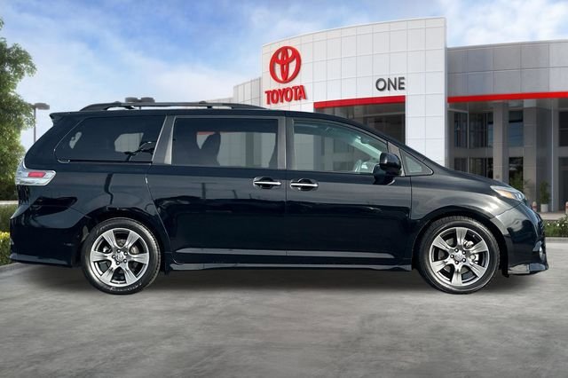 Used 2017 Toyota Sienna SE Premium image 3