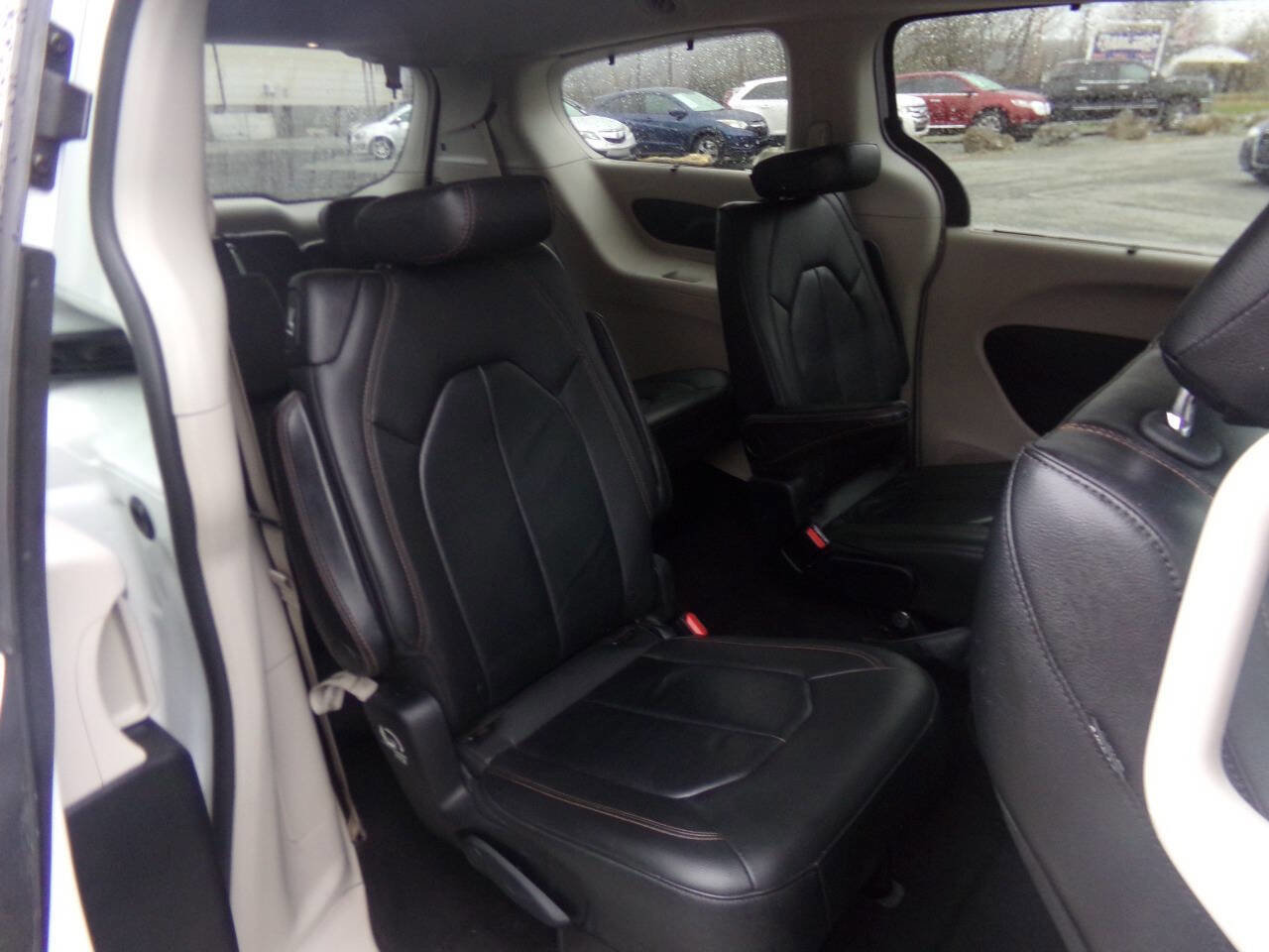 Used 2017 Chrysler Pacifica Touring-L image 34