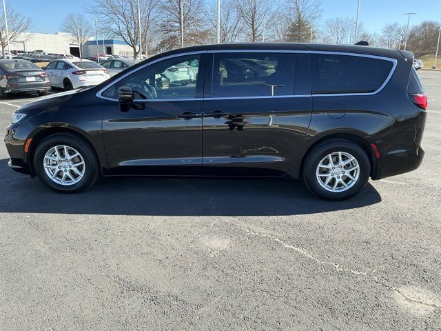 Used 2025 Chrysler Pacifica Select image 8