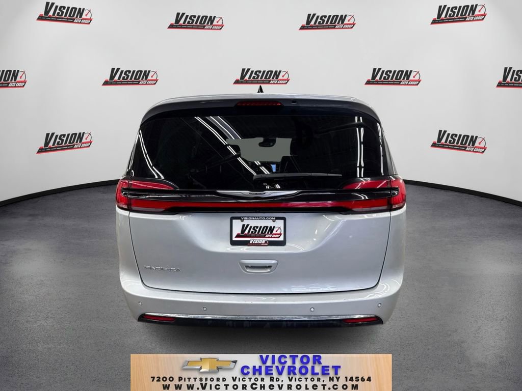 Used 2024 Chrysler Pacifica Touring-L image 6