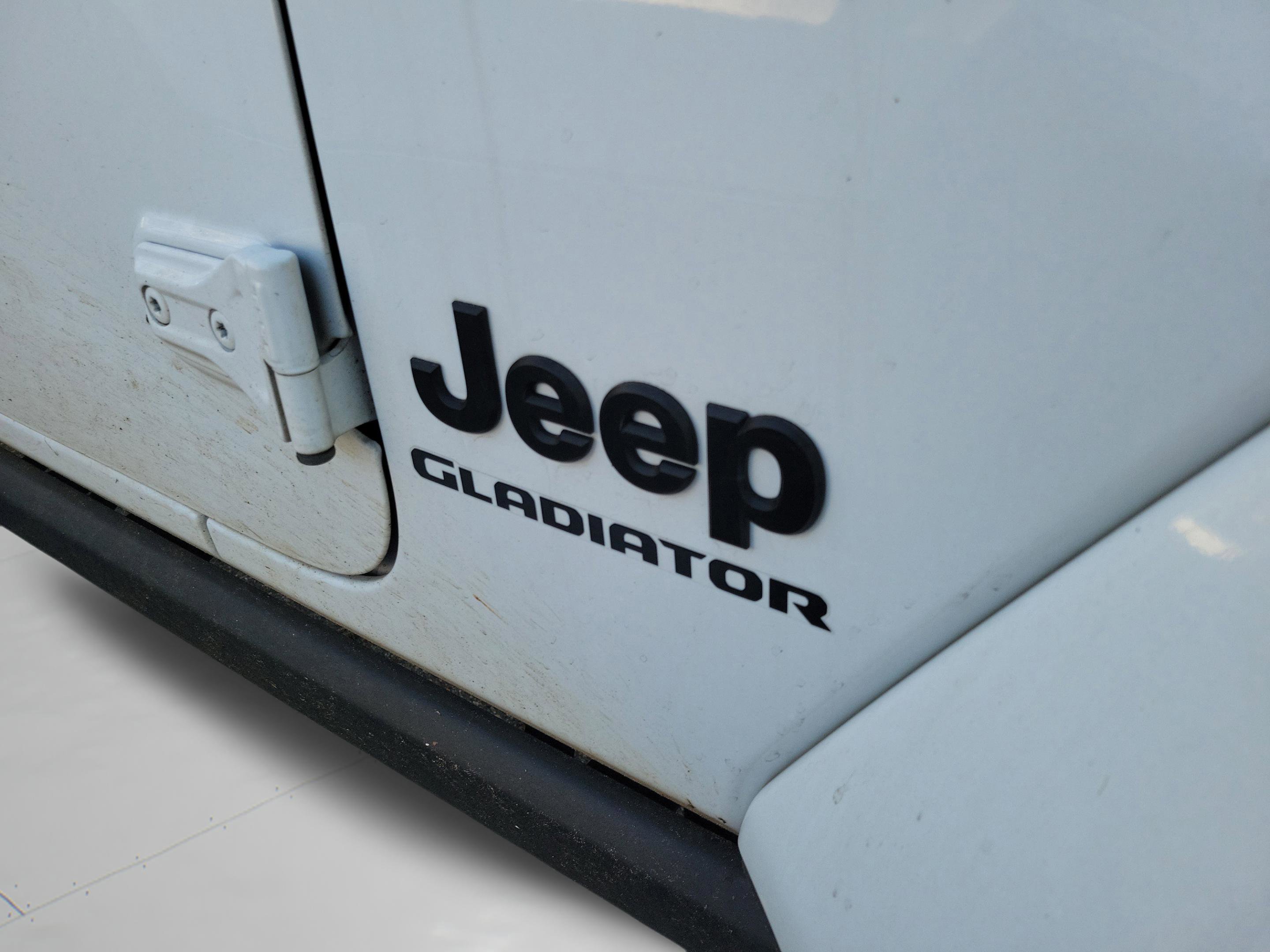 Used 2022 Jeep Gladiator Willys image 16