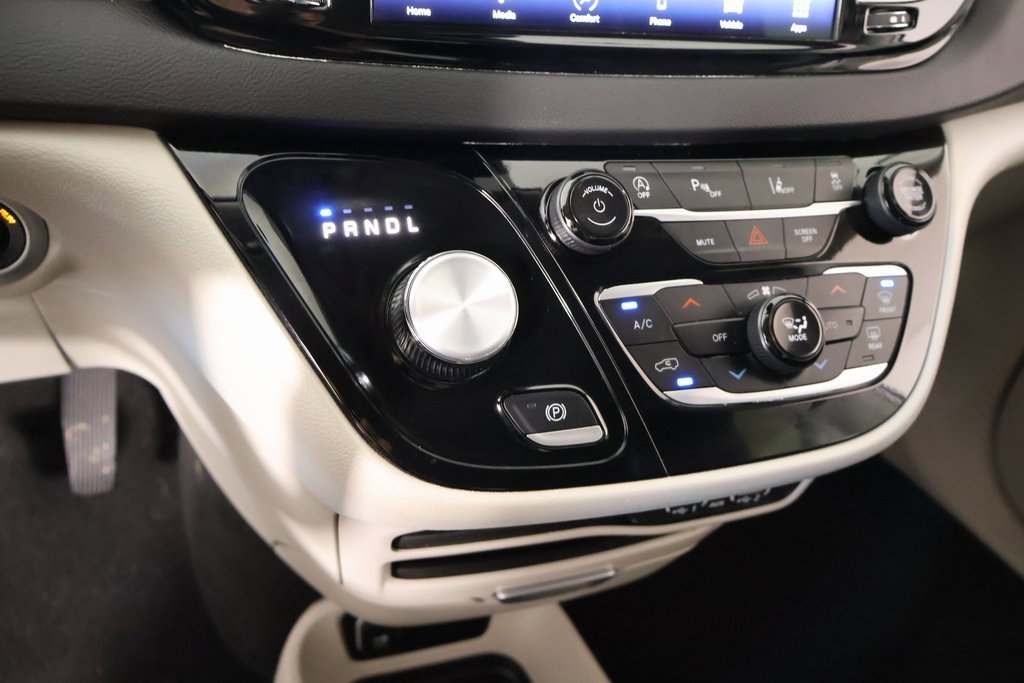 Used 2024 Chrysler Pacifica Touring-L image 8