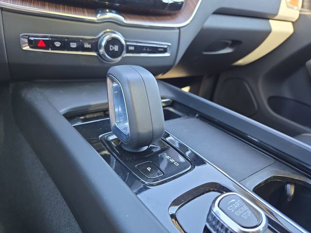 Used 2022 Volvo XC60 B5 Momentum w/ Climate Package image 16