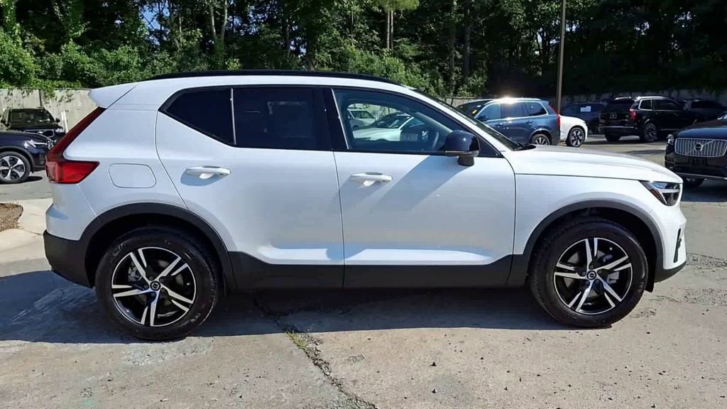 New 2026 Volvo XC40 B5 Core w/ Climate Package image 5