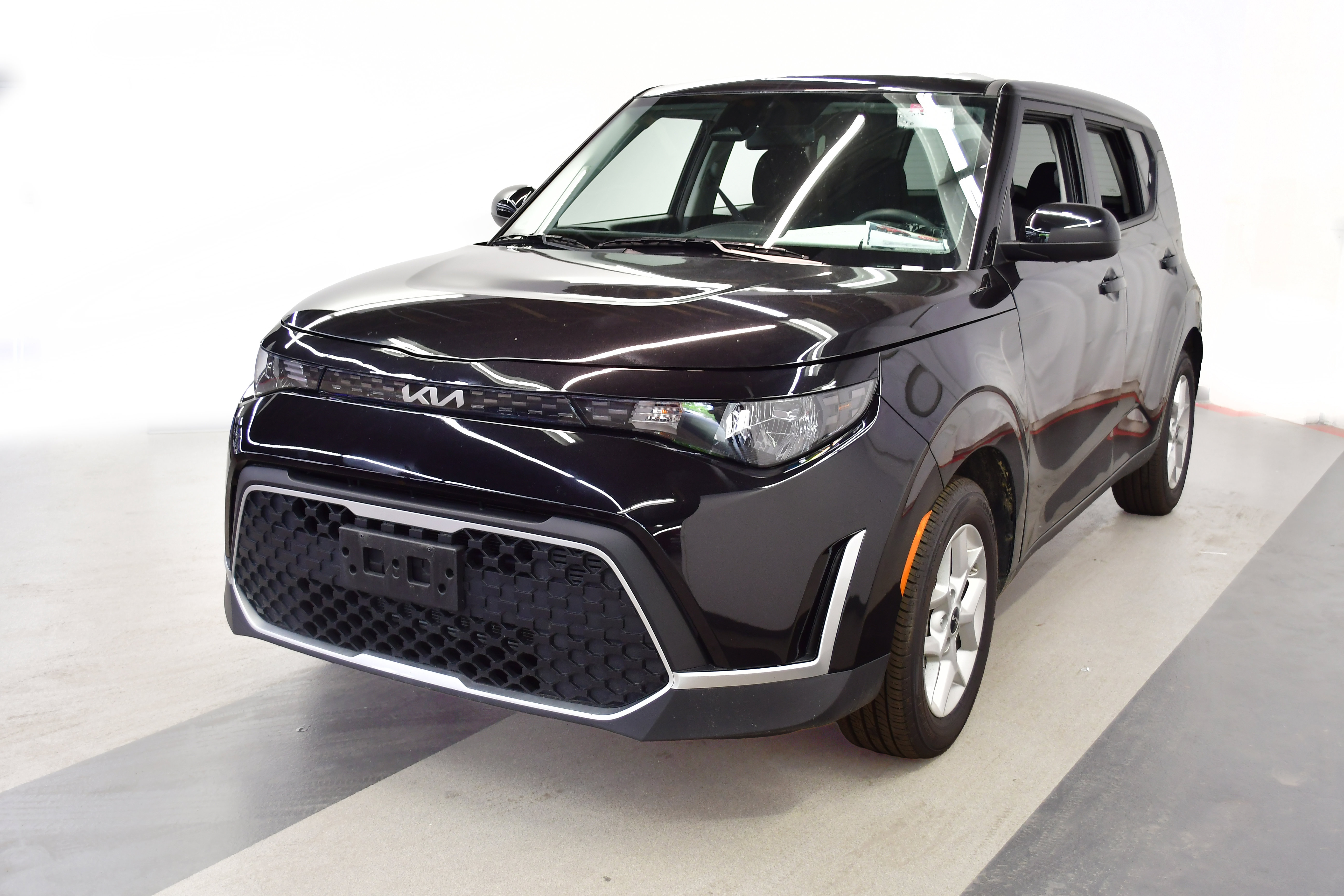 Used 2025 Kia Soul LX w/ LX Technology Package FWD image 4
