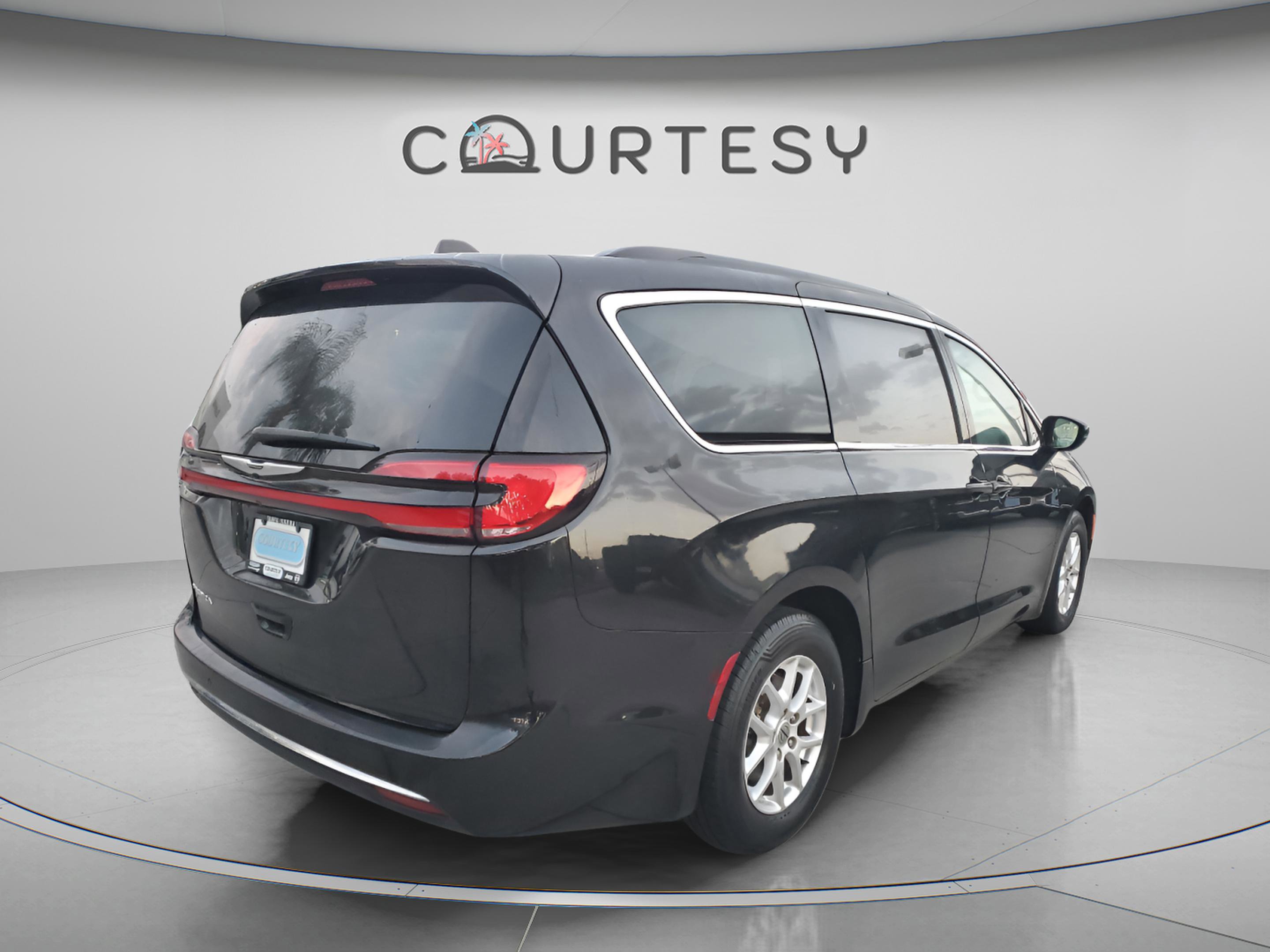 Used 2022 Chrysler Pacifica Touring-L FWD image 3