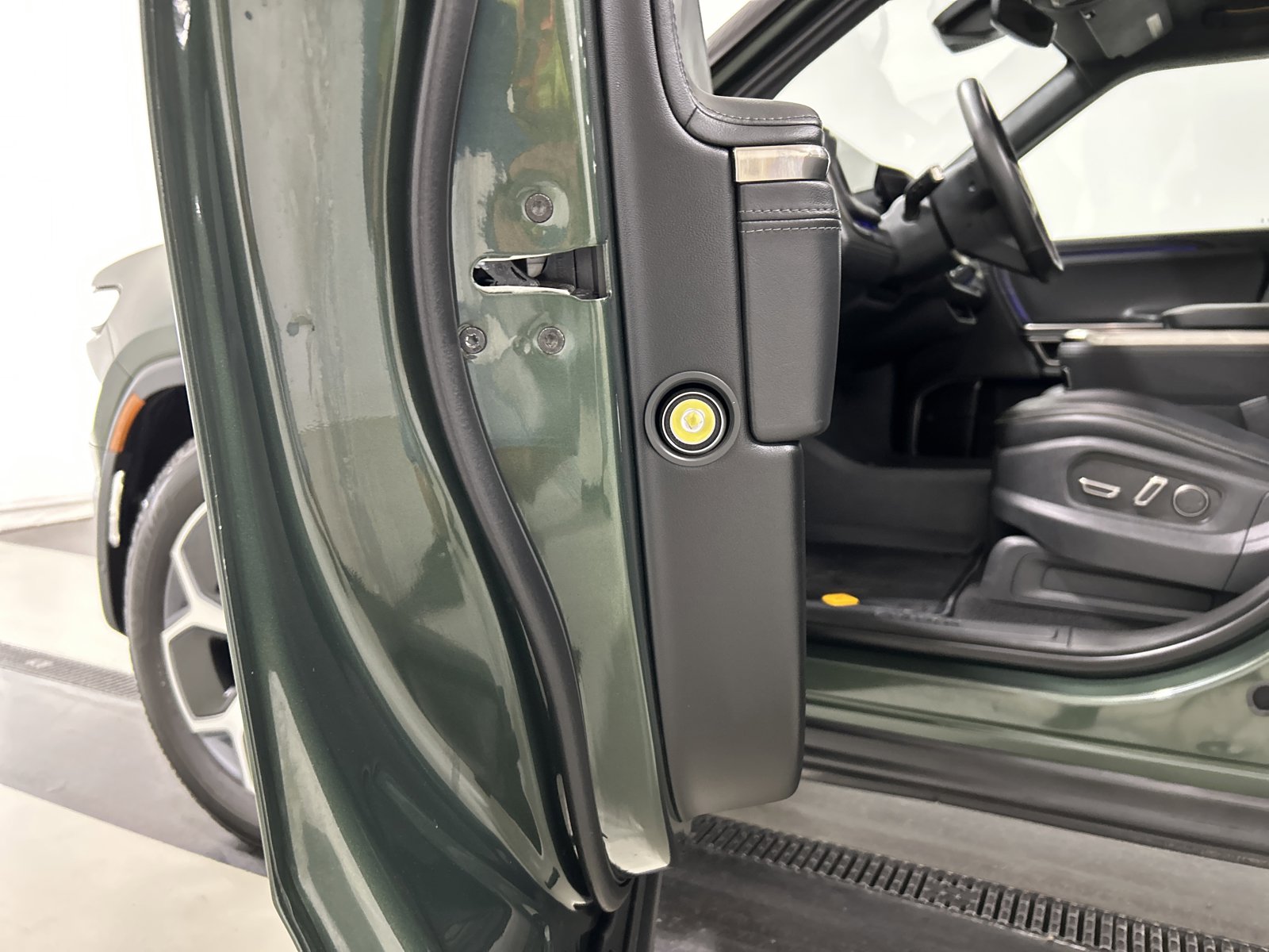 Used 2024 Rivian R1S Adventure AWD/4WD image 32