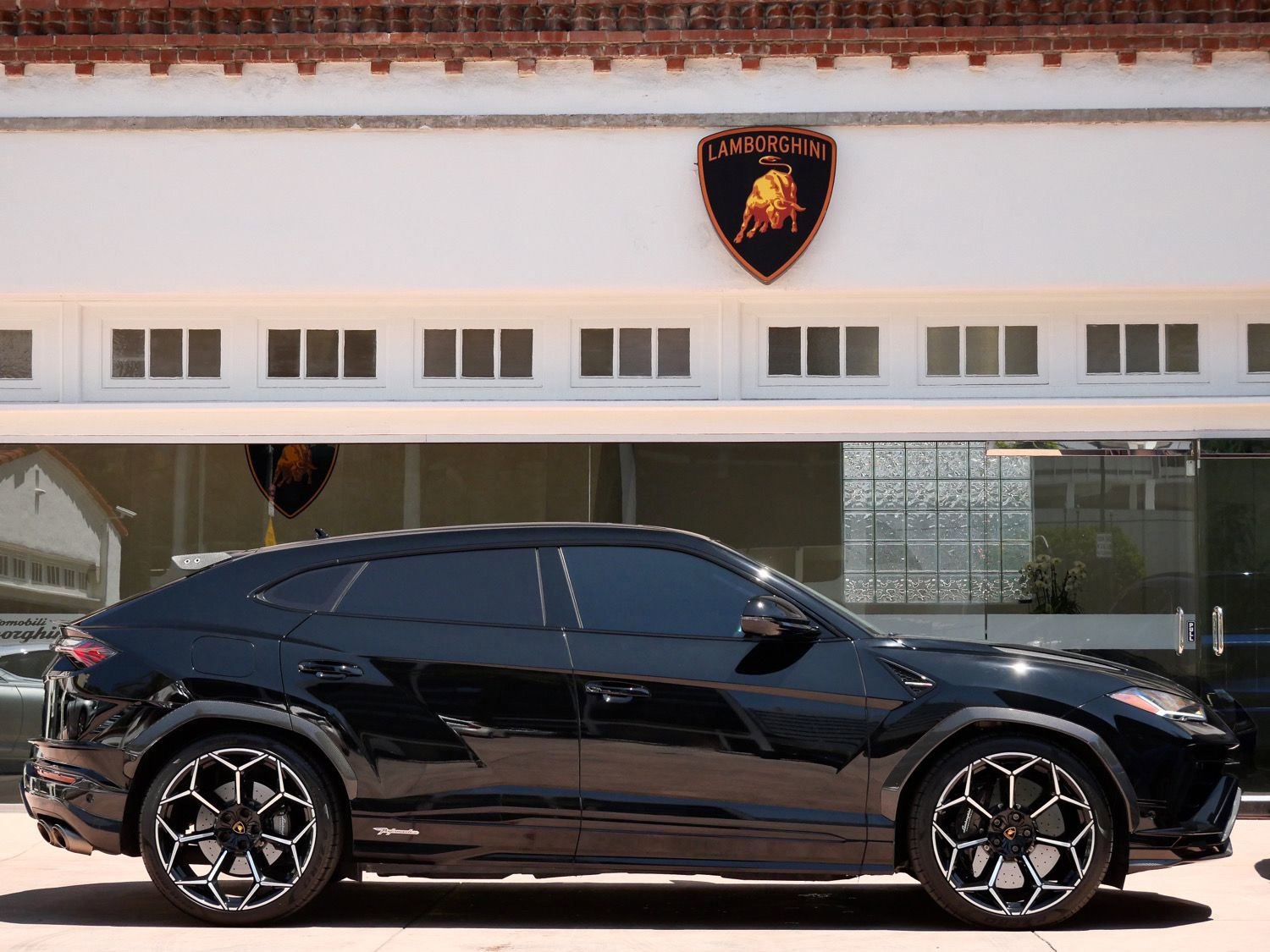 Used 2023 Lamborghini Urus Performante AWD/4WD image 2