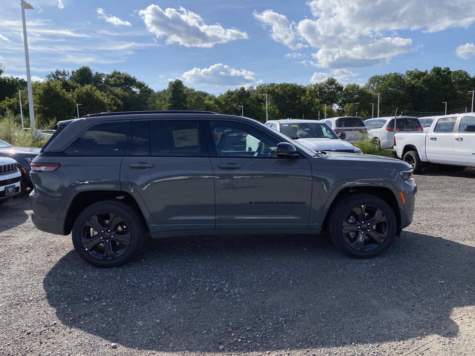 New 2027 Jeep Grand Cherokee Limited AWD/4WD image 2
