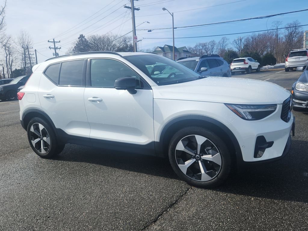 Certified 2025 Volvo XC40 B5 Plus image 1