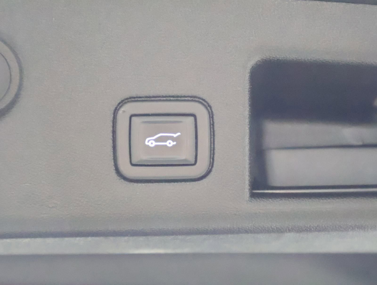 Used 2022 Chevrolet Equinox LT w/ Driver Convenience Package image 16