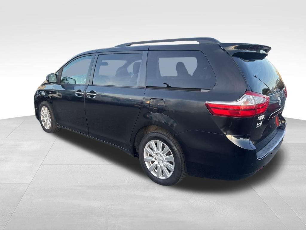 Used 2017 Toyota Sienna XLE image 3