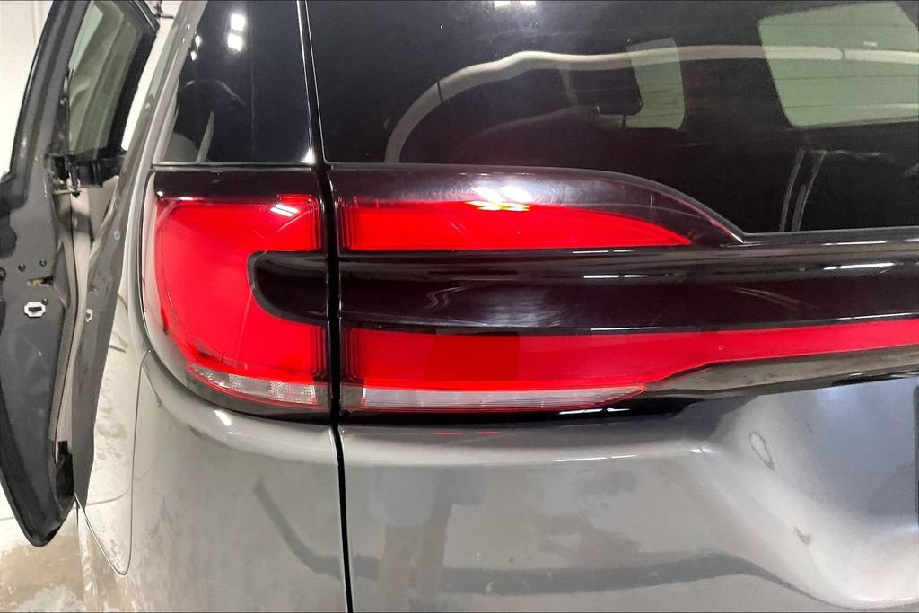 Used 2022 Chrysler Pacifica Touring-L FWD image 38