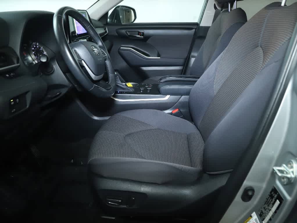 Used 2023 Toyota Highlander LE AWD/4WD image 19