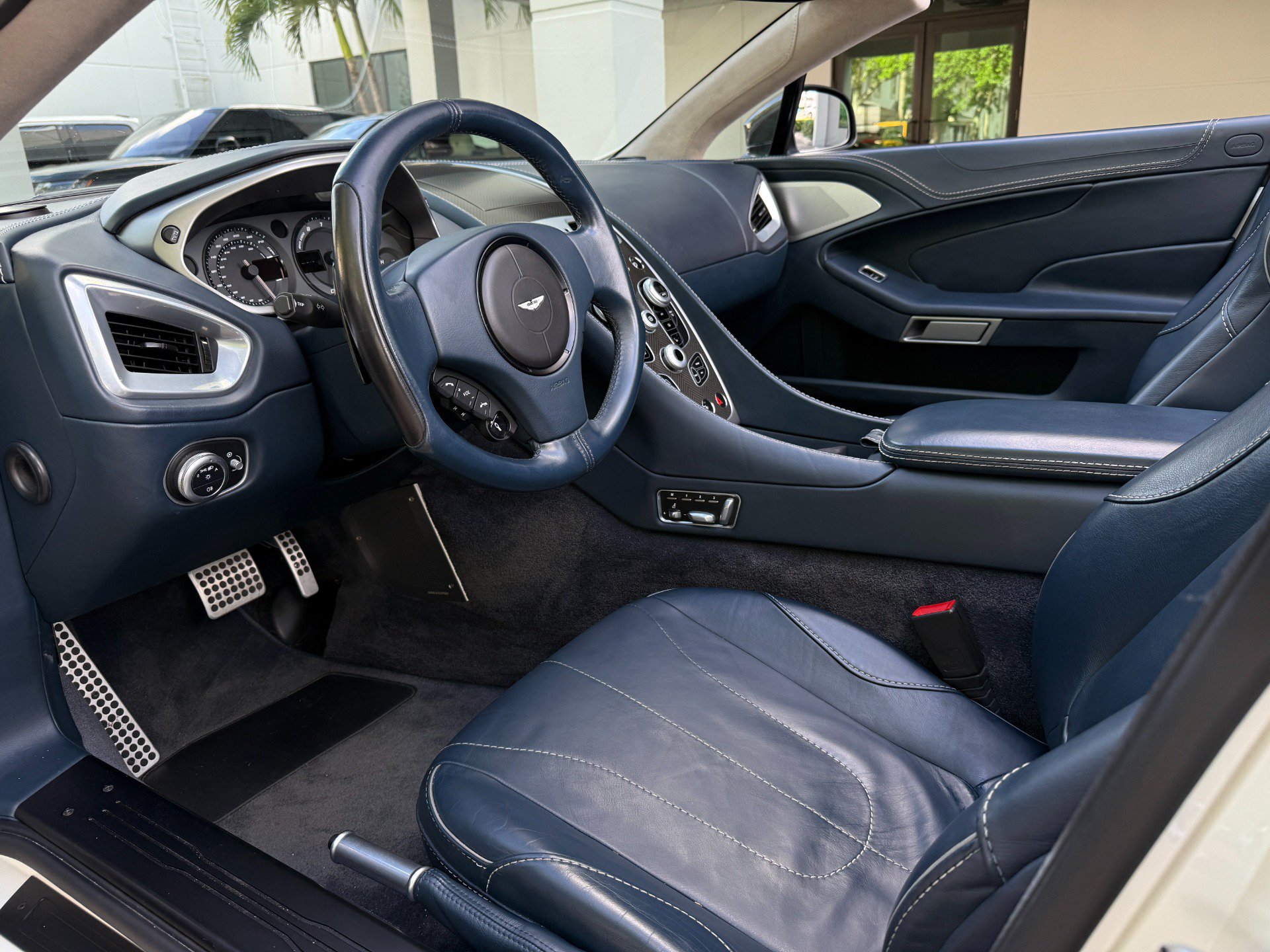 Used 2014 Aston Martin Vanquish Volante RWD image 23