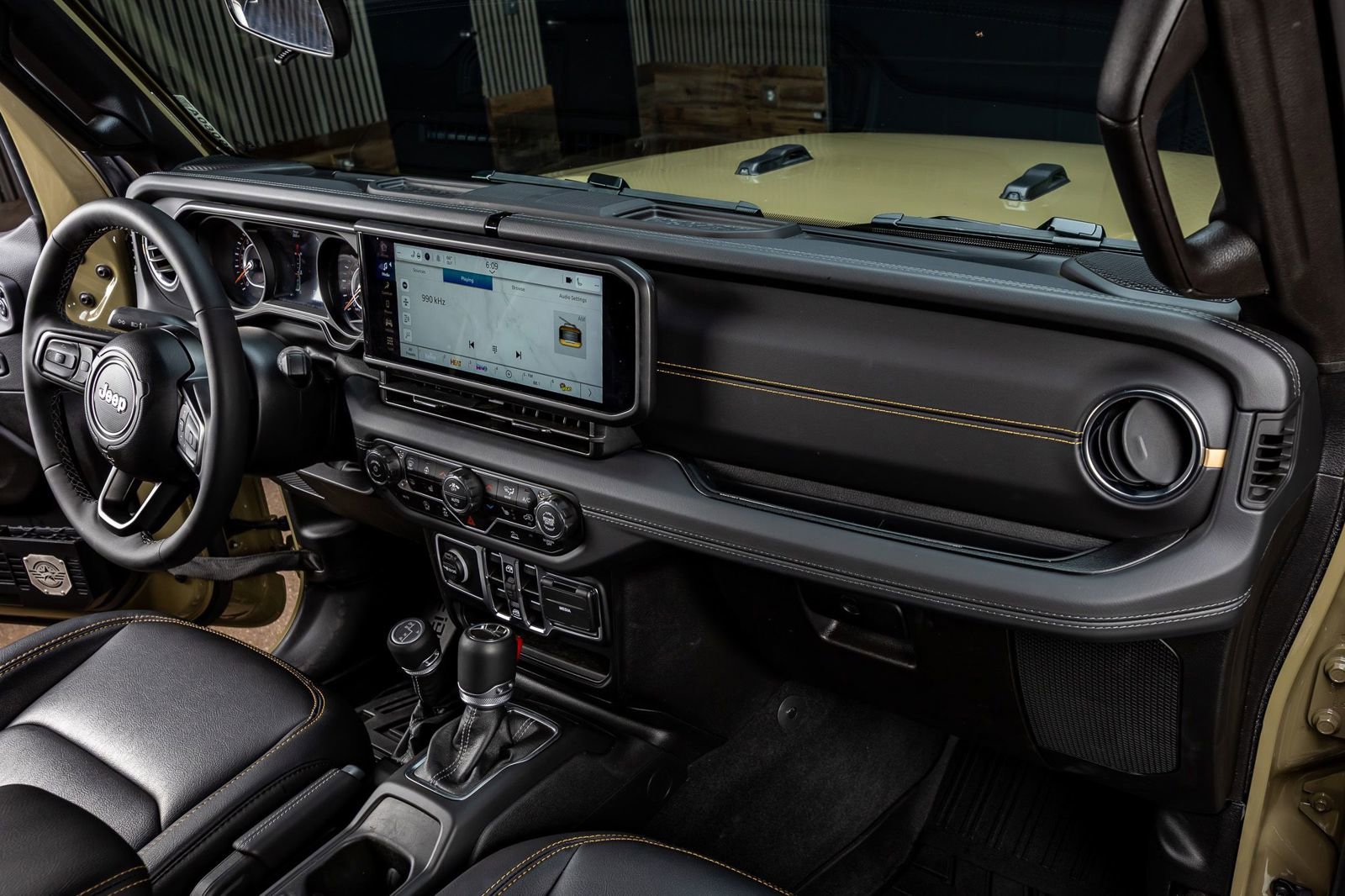 Used 2025 Jeep Gladiator Sport AWD/4WD image 17