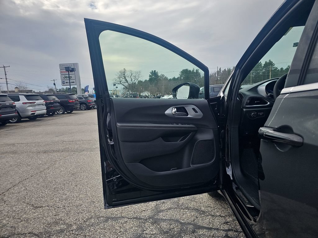 New 2026 Chrysler Pacifica Limited AWD/4WD image 12
