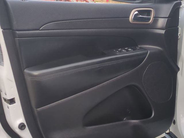 Used 2017 Jeep Grand Cherokee Laredo image 30