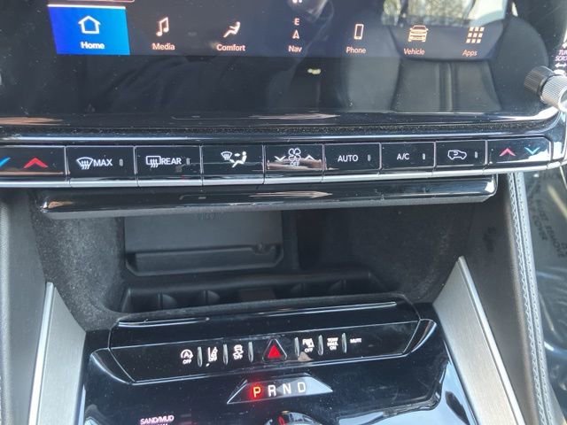 Used 2025 Jeep Wagoneer L Series II AWD/4WD image 24