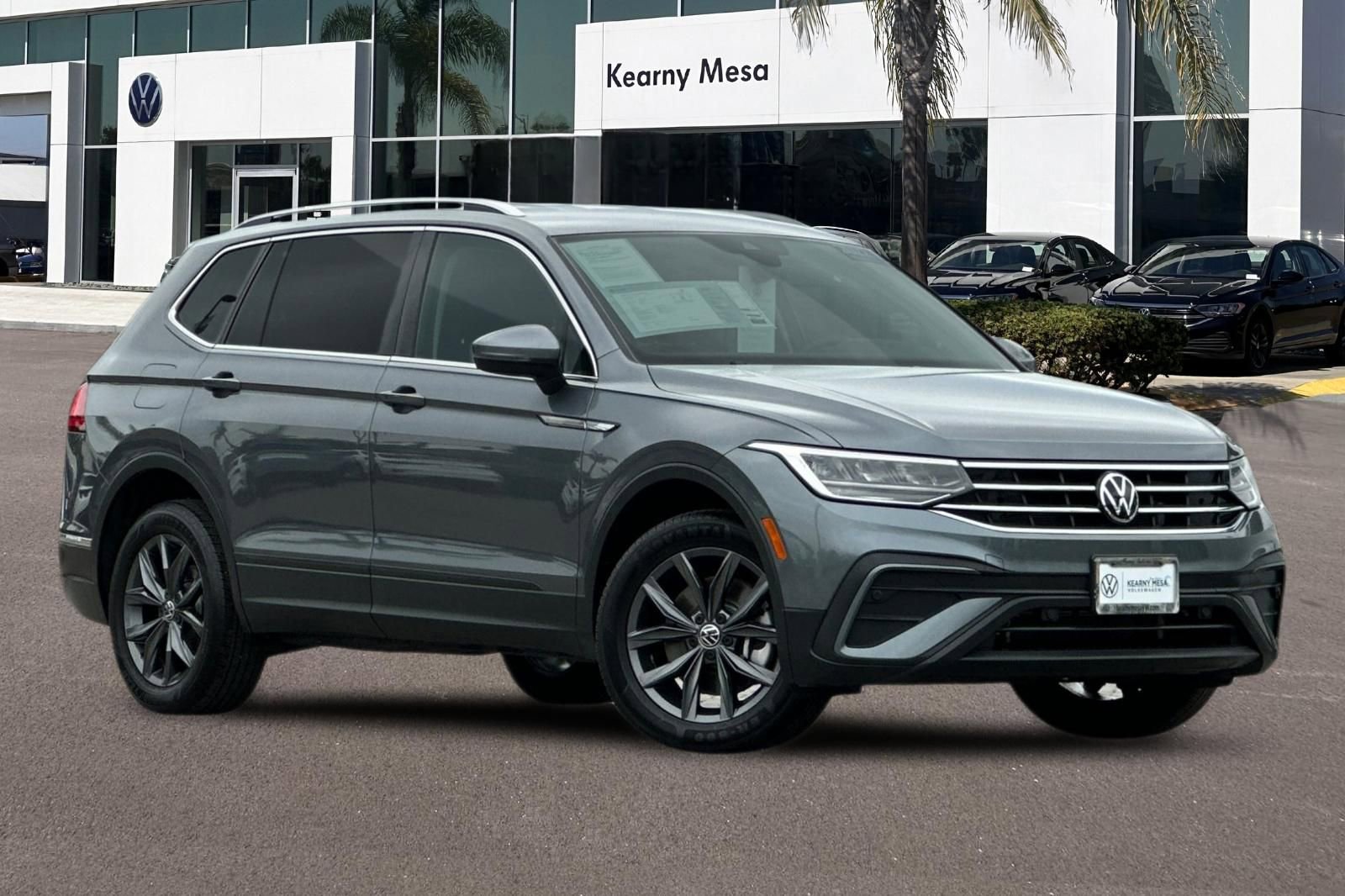 Used 2022 Volkswagen Tiguan SE FWD image 2