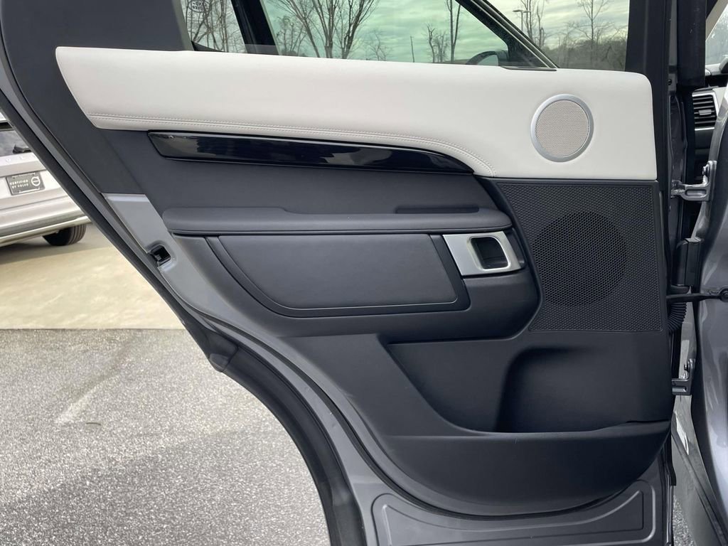 Used 2025 Land Rover Discovery S image 2