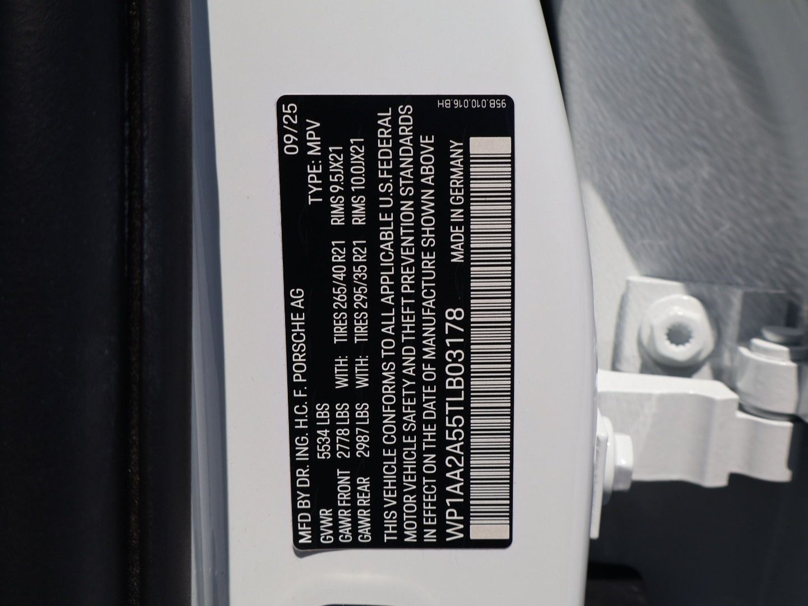 Certified 2026 Porsche Macan AWD/4WD image 26
