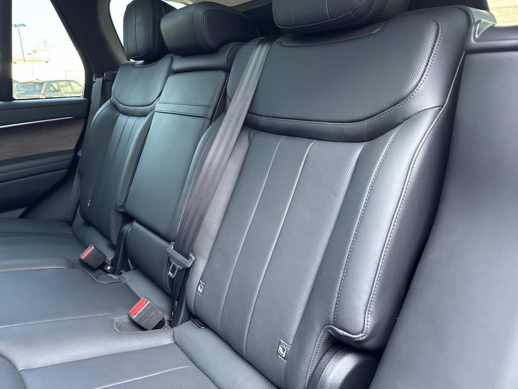 Certified 2025 Land Rover Range Rover SE AWD/4WD image 15