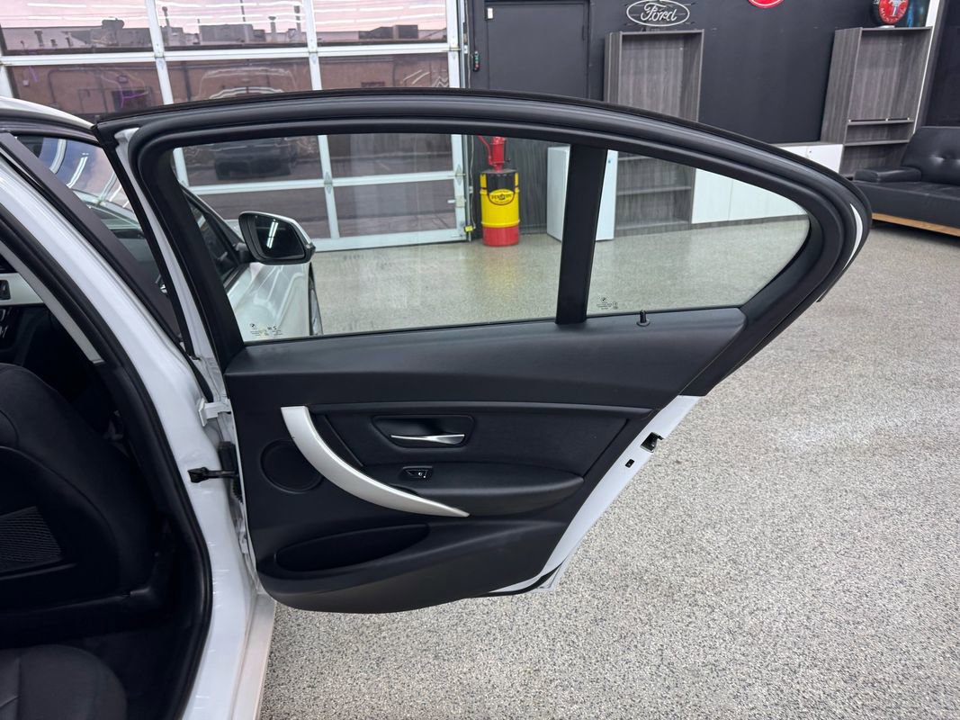 Used 2018 BMW 320i xDrive Sedan w/ Convenience Package image 16