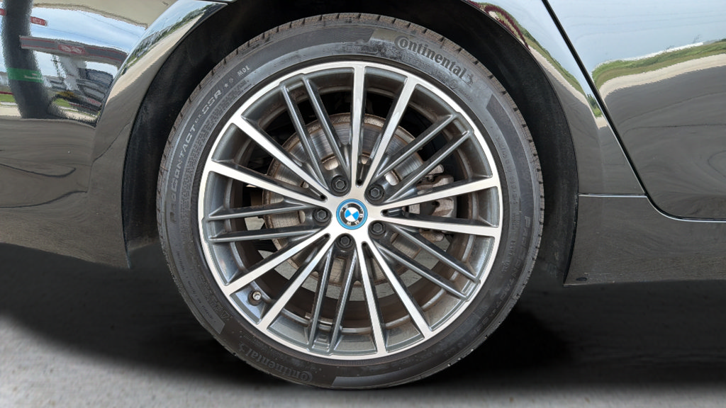 Used 2023 BMW 530e xDrive AWD/4WD image 25
