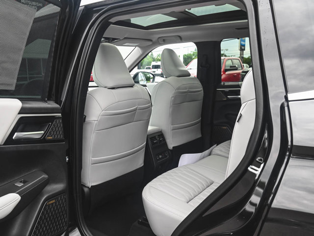 New 2025 Mitsubishi Outlander AWD image 30
