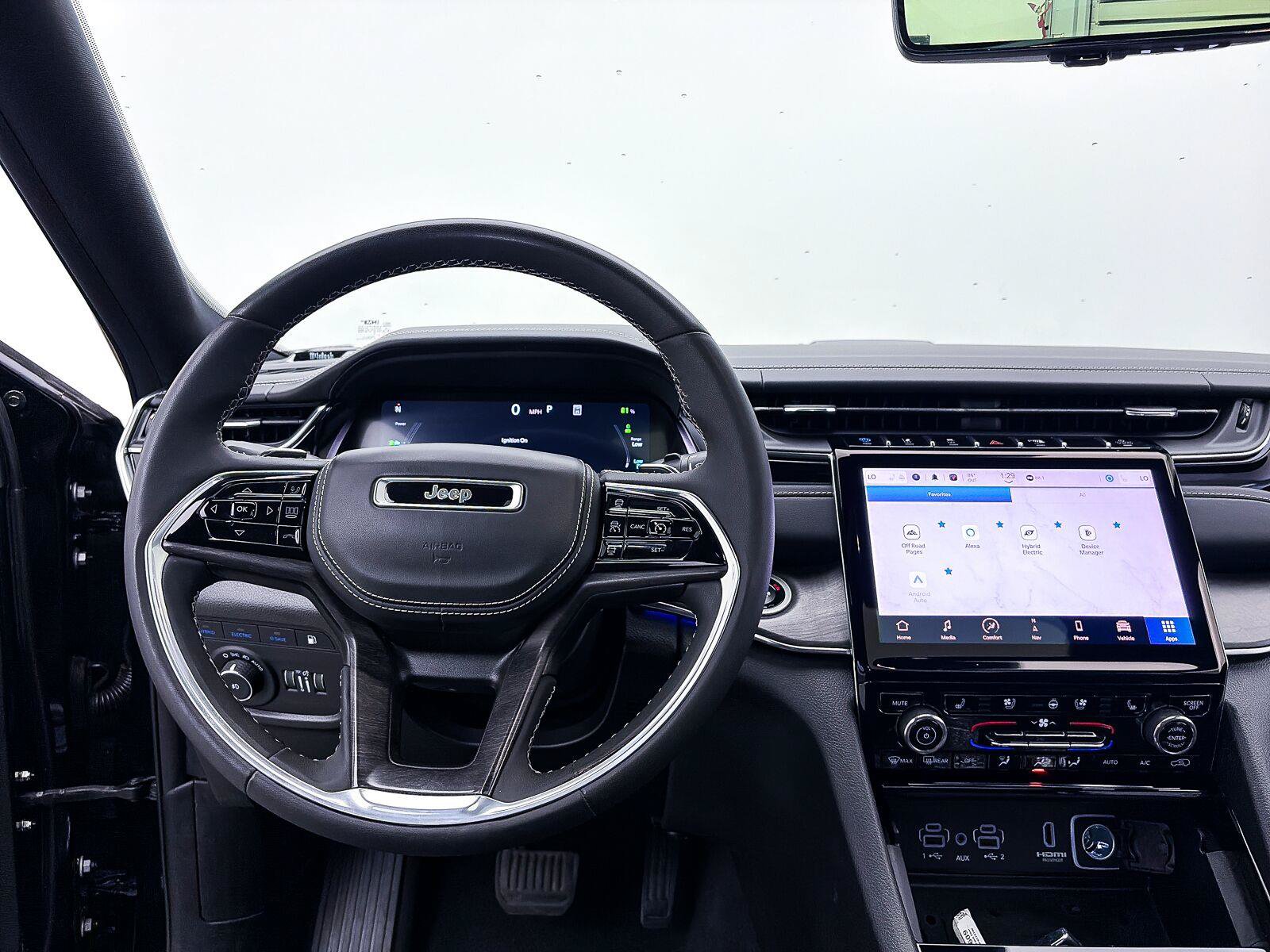 Used 2023 Jeep Grand Cherokee Overland w/ Luxury Tech Group IV AWD/4WD image 7