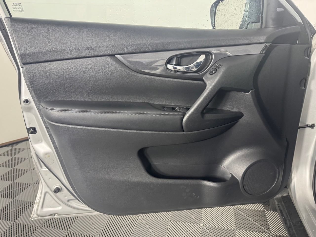 Used 2018 Nissan Rogue SV FWD image 12