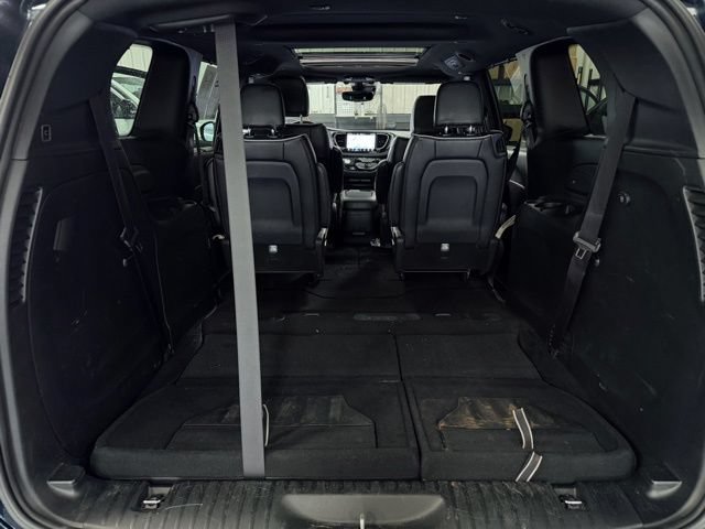 Used 2025 Chrysler Pacifica Limited FWD image 13