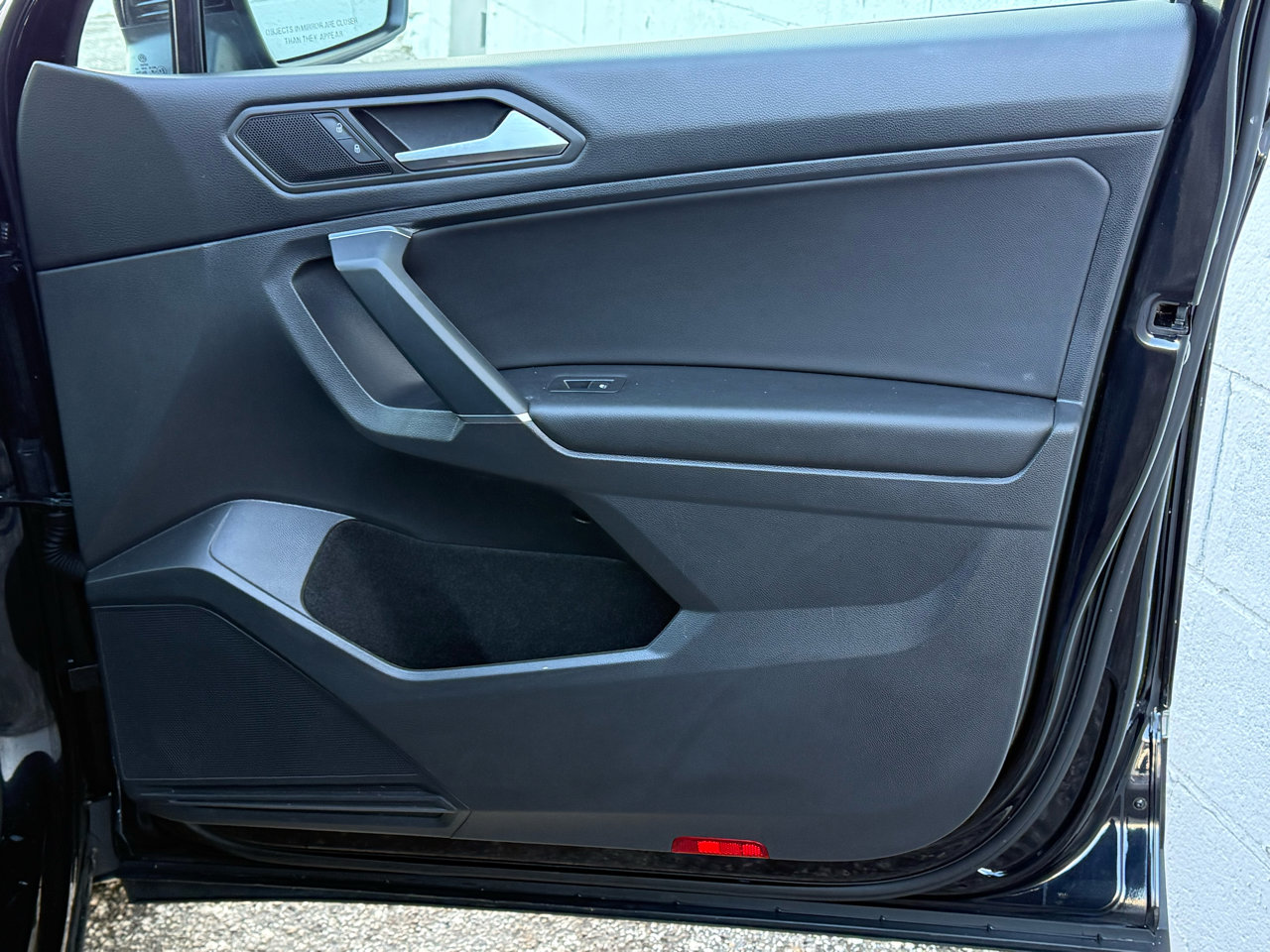 Used 2020 Volkswagen Tiguan SE w/ Panoramic Sunroof Package image 39