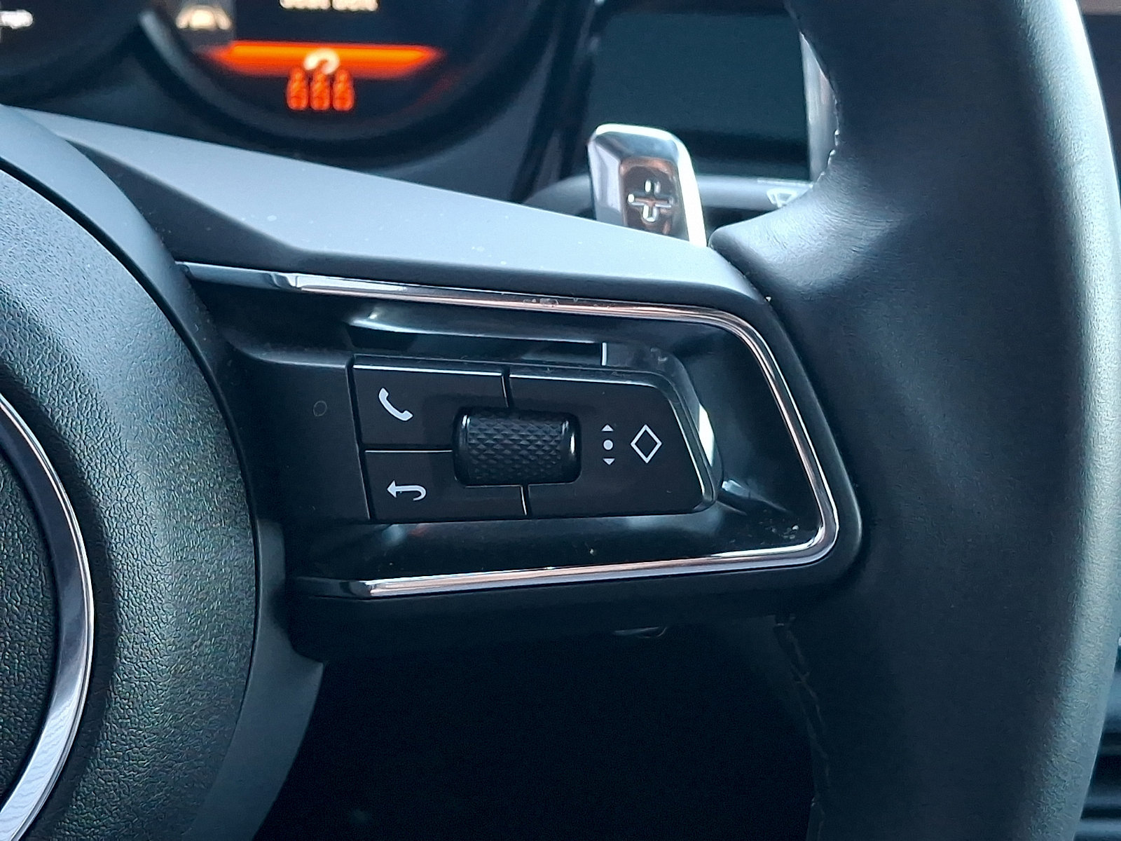 Certified 2025 Porsche Macan AWD/4WD image 26