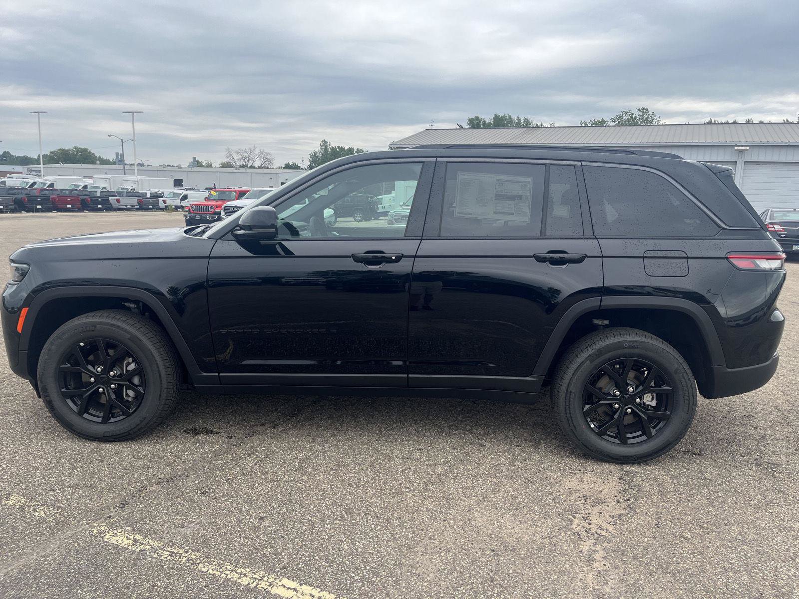 Used 2026 Jeep Grand Cherokee Altitude AWD/4WD image 8