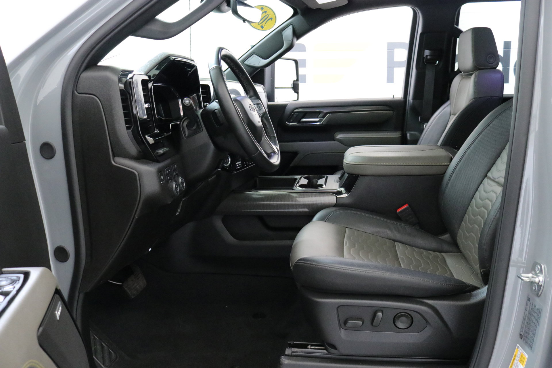 Used 2025 Chevrolet Silverado 2500 ZR2 w/ Technology Package image 24