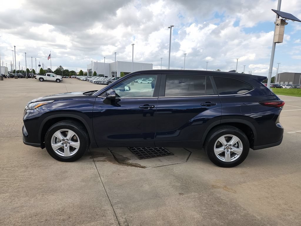 Used 2025 Toyota Highlander LE FWD image 8