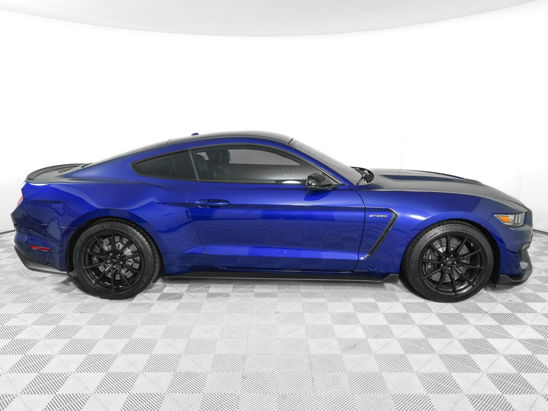 Used 2016 Ford Mustang Shelby GT350 w/ Technology Package image 4