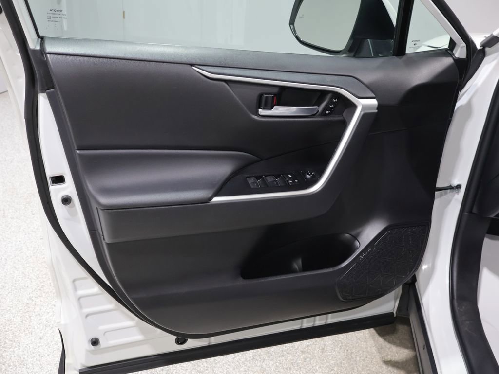 Used 2022 Toyota RAV4 XLE Premium image 14