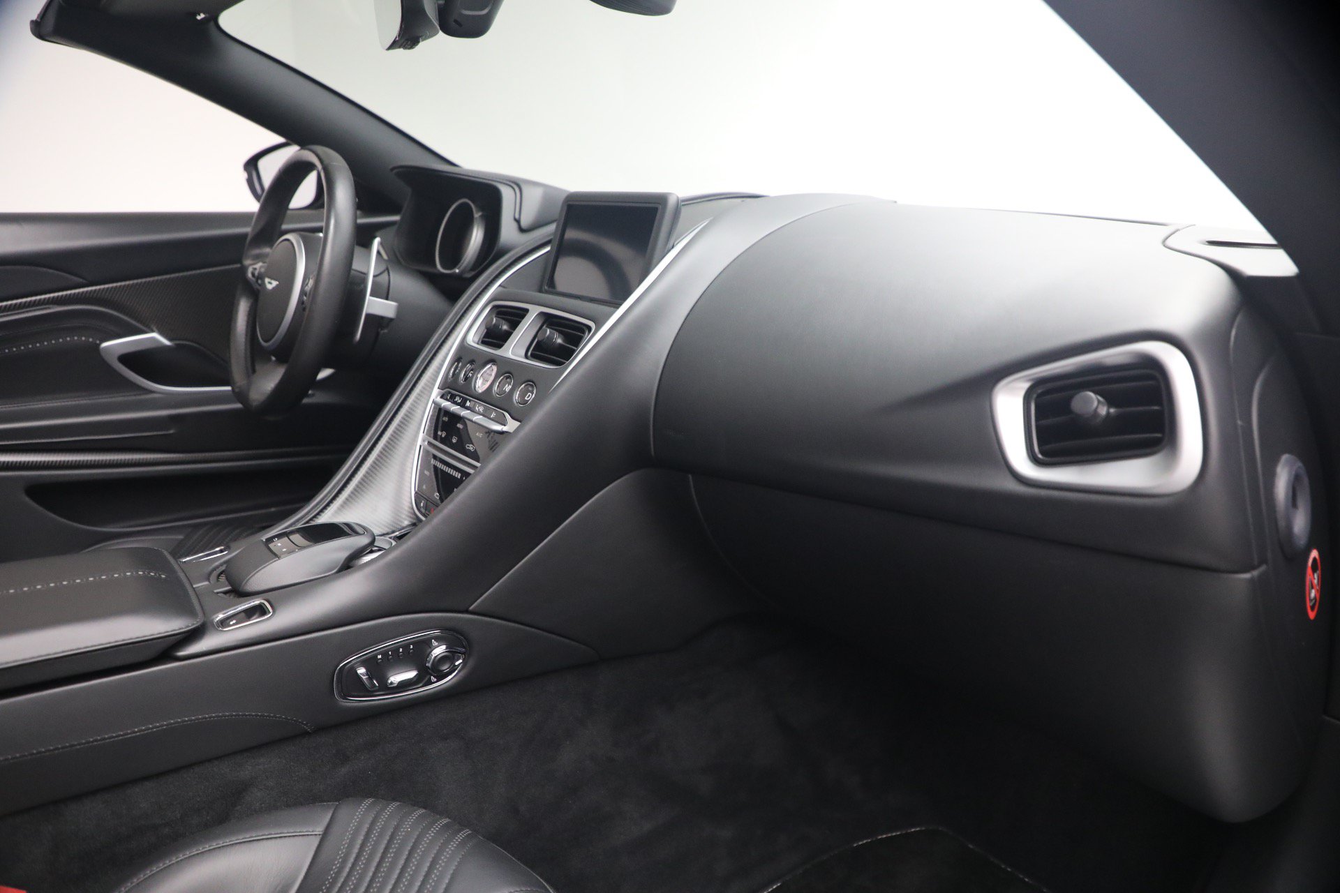 Used 2019 Aston Martin DB11 Volante RWD image 29