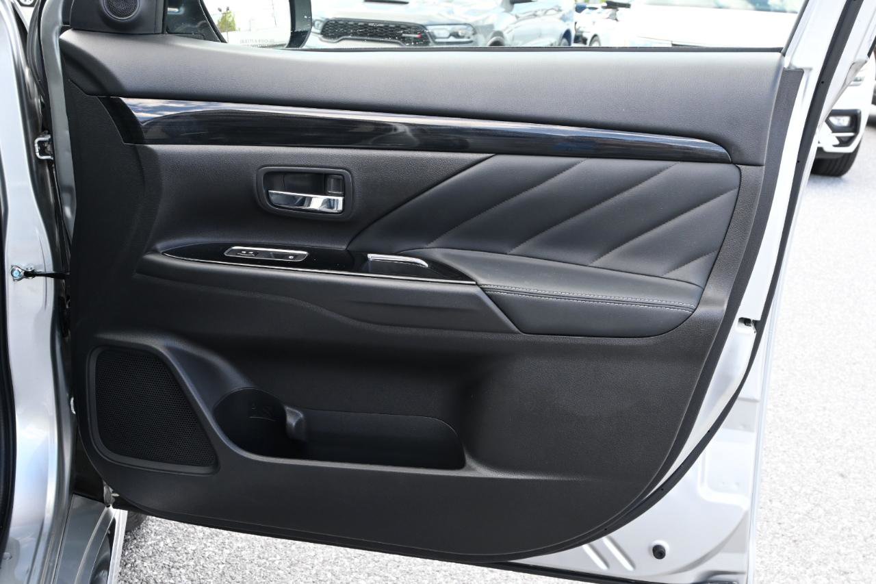 Used 2018 Mitsubishi Outlander SEL AWD/4WD image 32