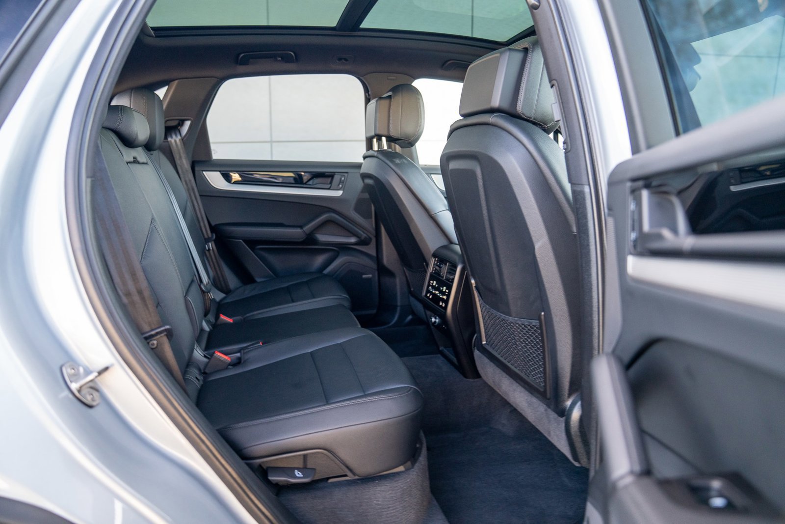 Used 2025 Porsche Cayenne image 25