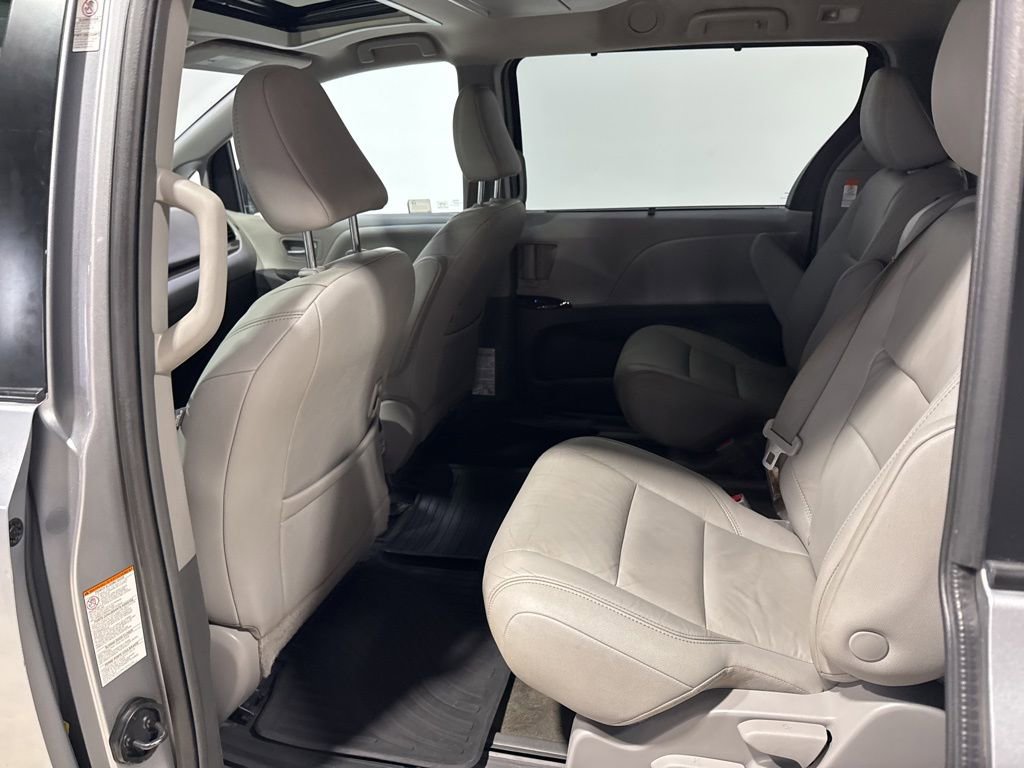 Used 2018 Toyota Sienna XLE Premium w/ Carpet Mat Package image 34