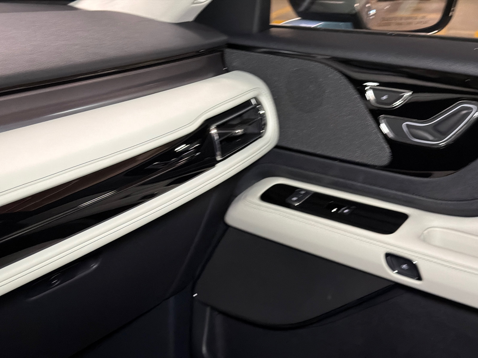 New 2027 Lincoln Aviator AWD image 35