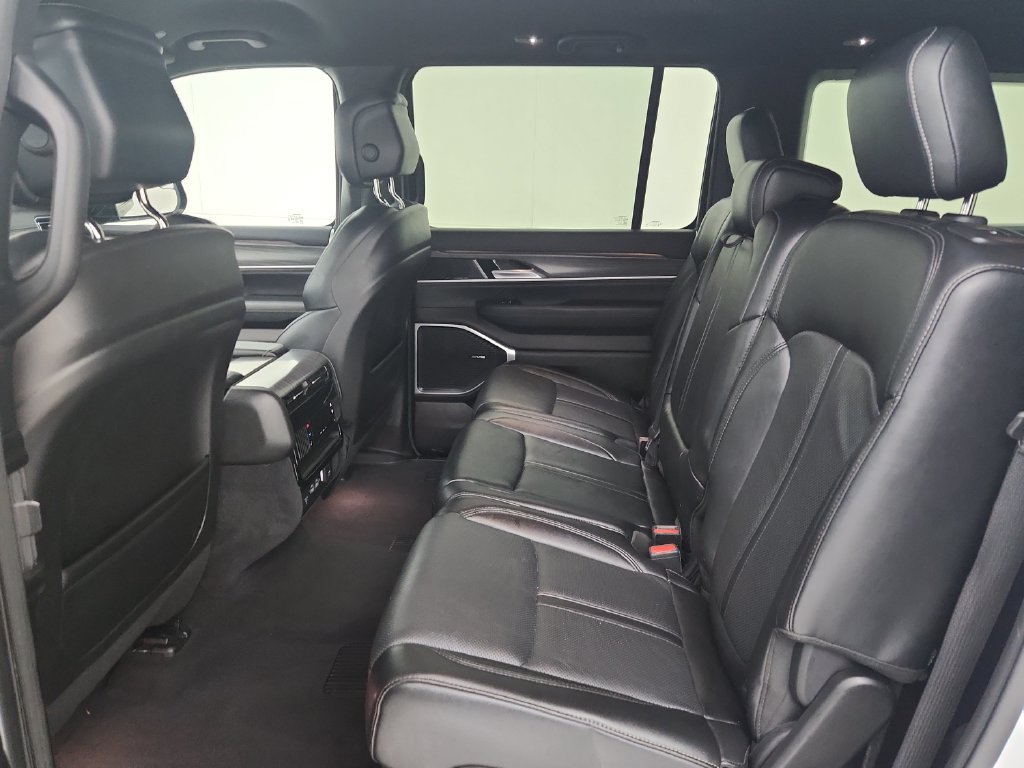 Certified 2024 Jeep Wagoneer L Series III w/ Flexible Seating Group AWD/4WD image 35