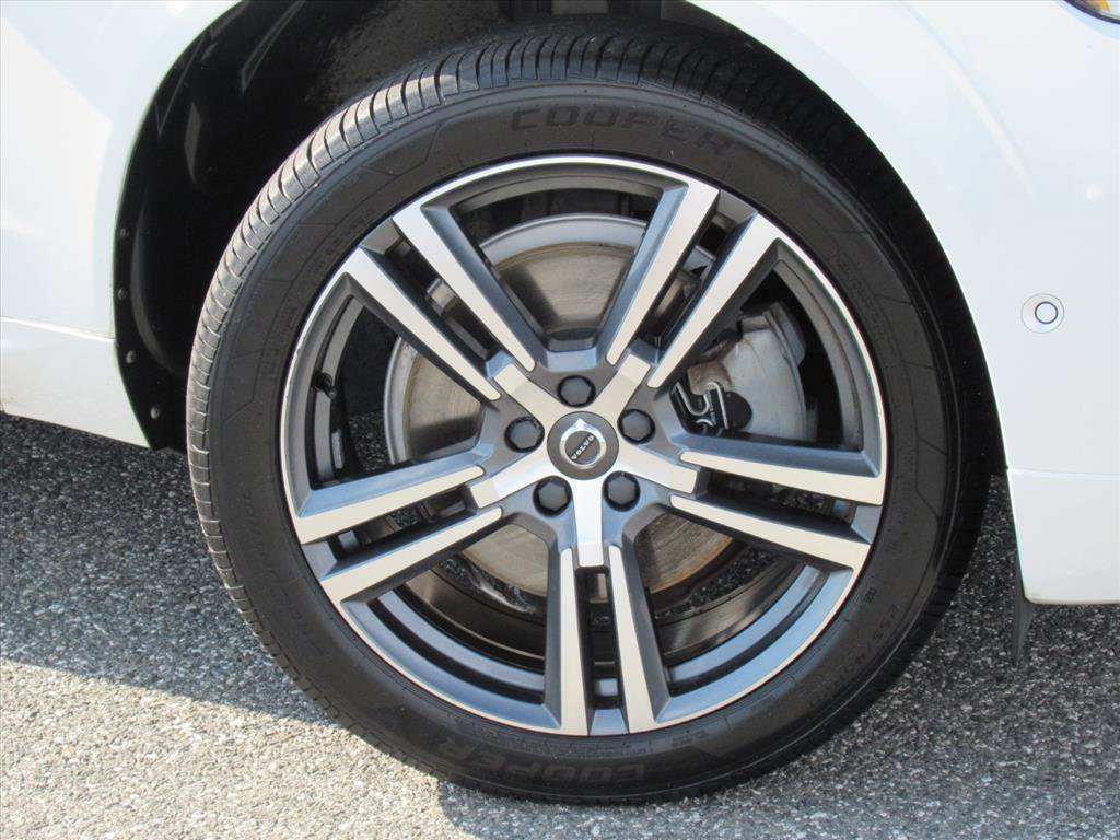 Used 2018 Volvo XC60 T6 Momentum w/ Convenience Package image 7