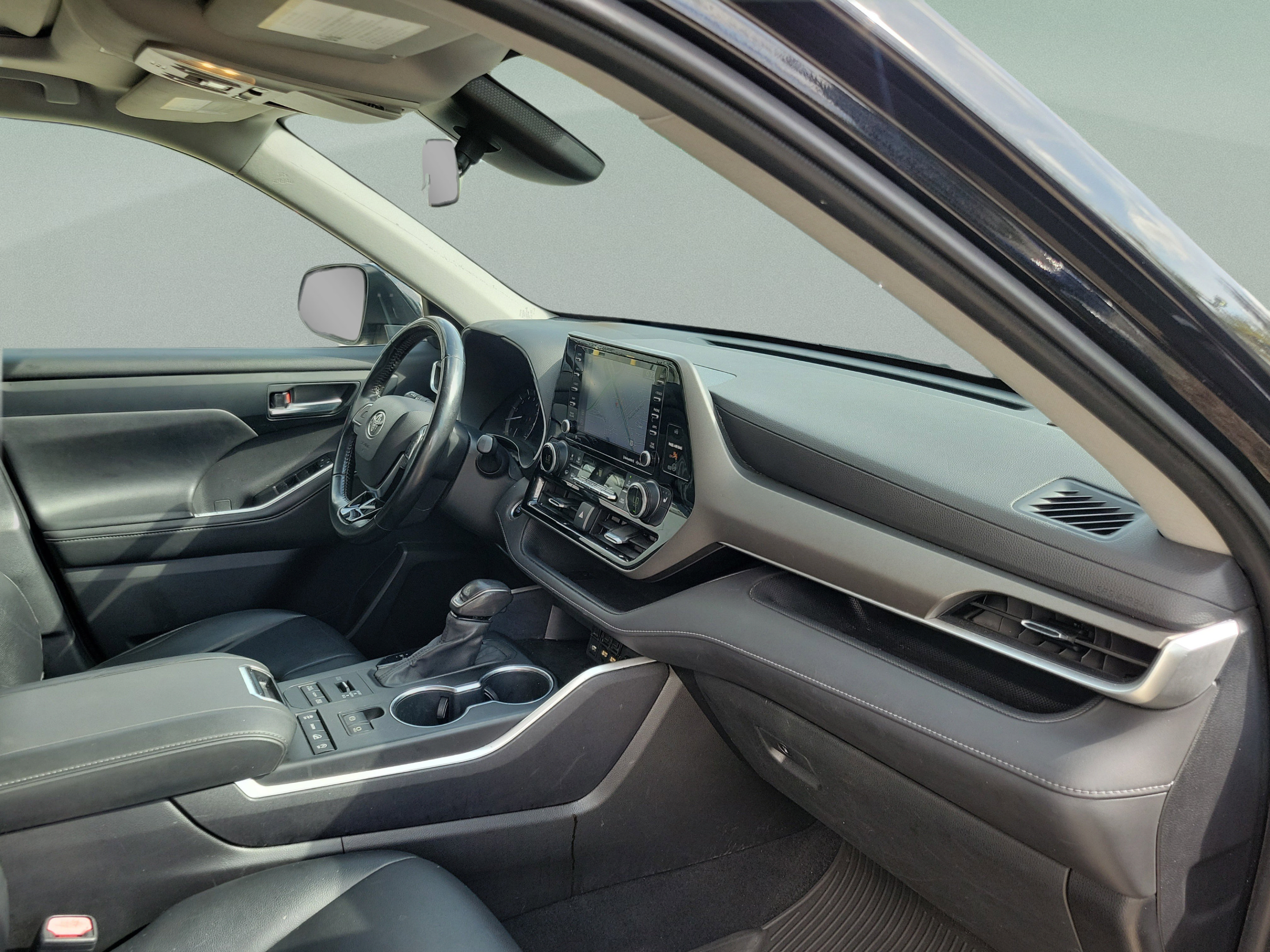 Used 2021 Toyota Highlander XLE AWD/4WD image 8