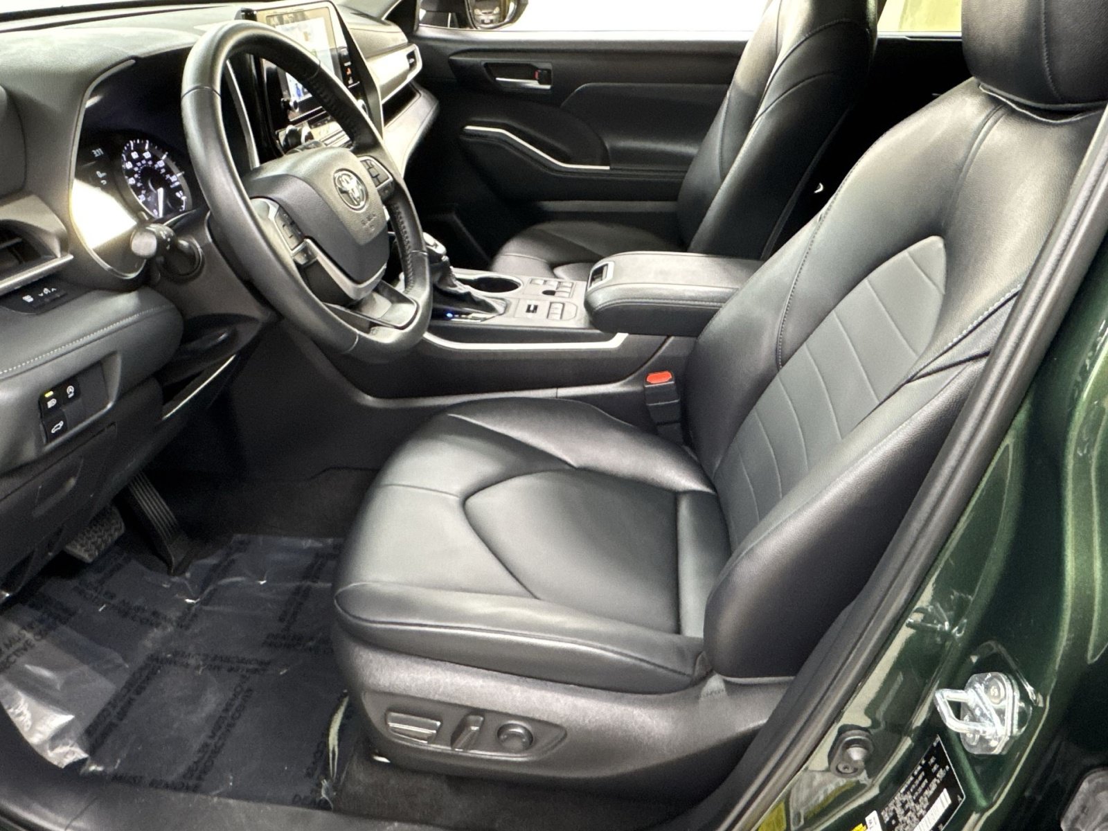 Used 2025 Toyota Highlander XLE AWD/4WD image 16