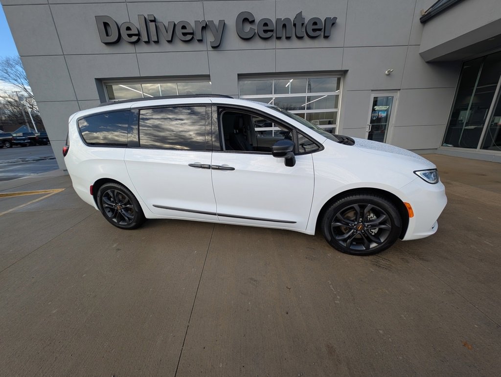 Used 2024 Chrysler Pacifica Touring-L w/ Road Tripper Package image 4